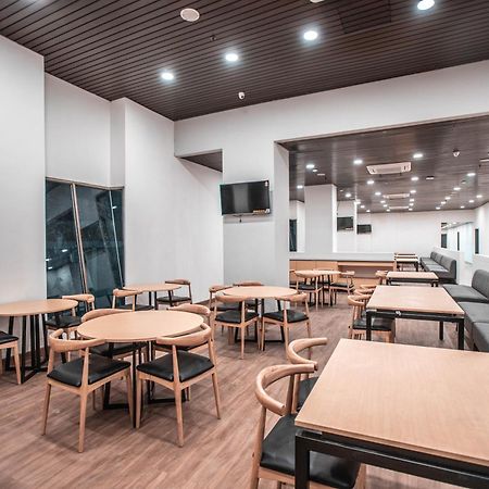 Super Oyo Townhouse 1 Hotel Salemba Джакарта Экстерьер фото