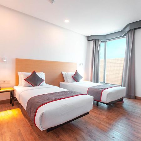 Super Oyo Townhouse 1 Hotel Salemba Джакарта Экстерьер фото
