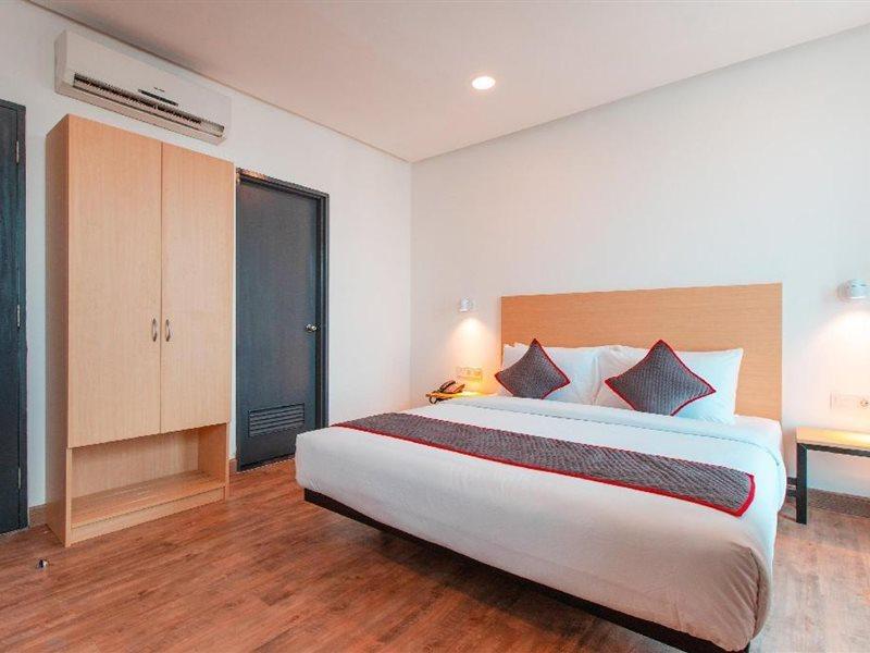 Super Oyo Townhouse 1 Hotel Salemba Джакарта Экстерьер фото
